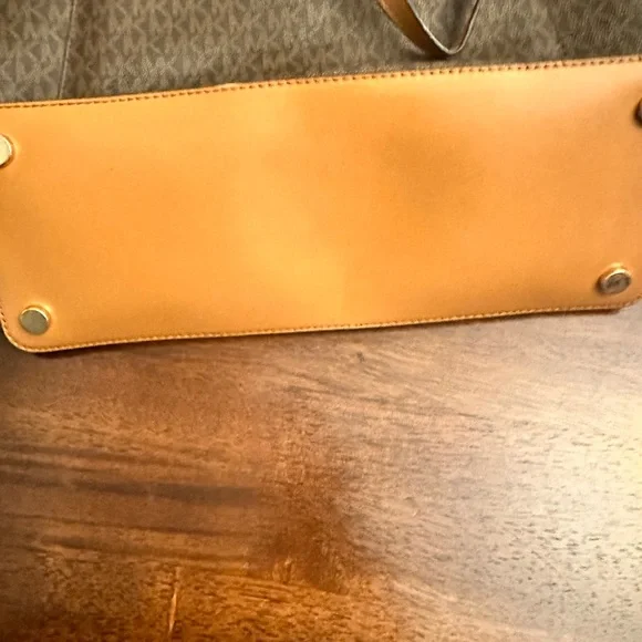 Michael Kors Large East West Tote  with matching wallet . - Picture 7 of 12